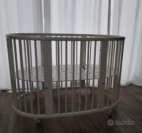 Lettino Stokke ovale con ruote – NUOVO, mai usato