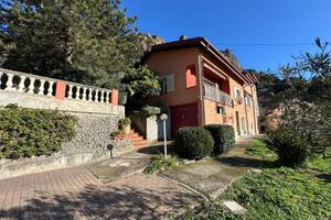 Villa di 176 m² con 5 locali e box auto a Ventimig