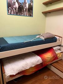 Cameretta con letto a castello, scrivania e mensol