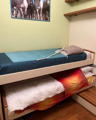 Cameretta con letto a castello, scrivania e mensol