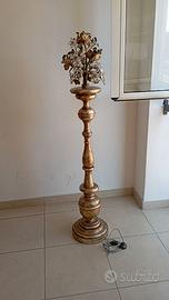 lampada da terra in legno dorato e ferro