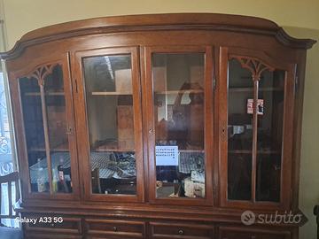 Credenza in legno.