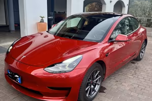 Tesla model 3 rwd con autopilot avanzato