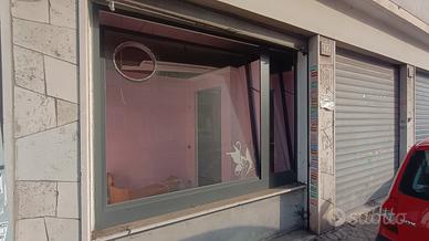 vetrina finestra per negozio due aperture a bascul