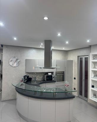 Cucina pari a nuova