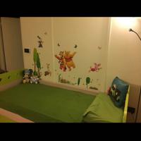 Letto singolo (con secondo letto sotto) e scrivani