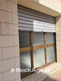 FUNZIONALE LOCALE COMMERCIALE, DUE AMPIE VETRATE.