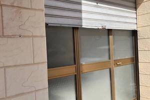 FUNZIONALE LOCALE COMMERCIALE, DUE AMPIE VETRATE.