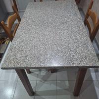 Tavolo da cucina con sedie