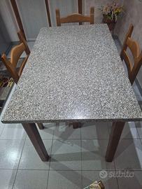 Tavolo da cucina con sedie