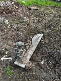 Pompa acqua manuale antica