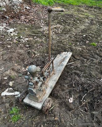 Pompa acqua manuale antica