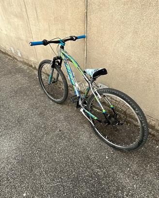 bicicletta MTB modificata in Wheelie Bike