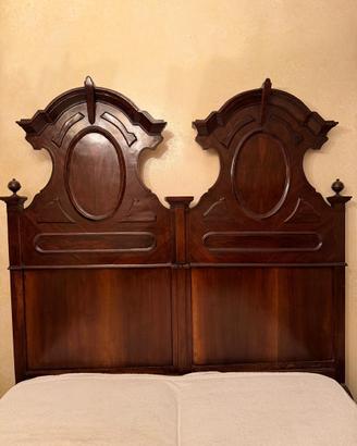 Letto matrimoniale d’epoca in legno di noce