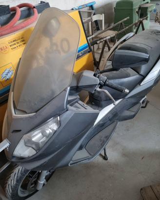 Due Peugeot Satelis 250