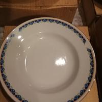 Servizio piatti x 4 persone(12 piatti +insalatiera