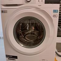 Lavatrice Electrolux SensiCare 8 kg, usata 3 volte