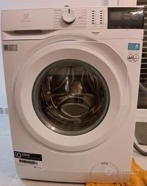 Lavatrice Electrolux SensiCare 8 kg, usata 3 volte