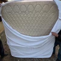 Letto a due piazze con materasso