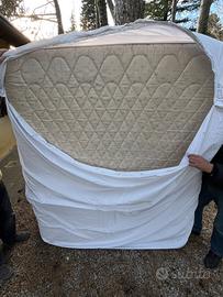 Letto a due piazze con materasso