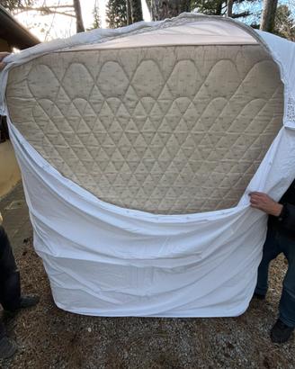 Letto a due piazze con materasso