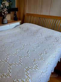 Coperta matrimoniale fatta a mano all’uncinetto