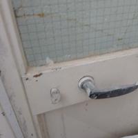 porta in ferro con telaio e chiavi 