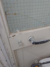 porta in ferro con telaio e chiavi 