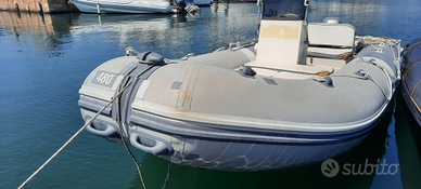 Gommone con motore e carrello