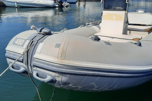 Gommone con motore e carrello