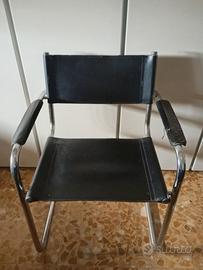 Sedia in pelle nera e metallo