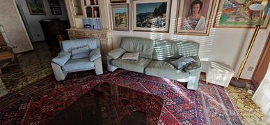 Divano tre posti e due poltrone