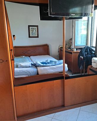 armadio con vetro scorrevole