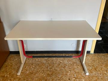 Scrivania con poggiapiedi