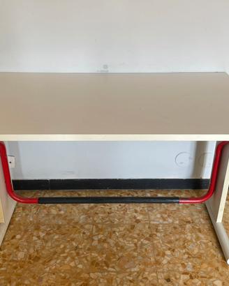 Scrivania con poggiapiedi