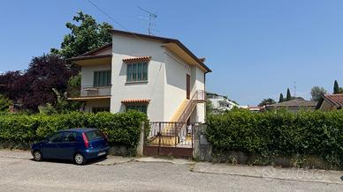 Villa bifamiliare in centro, in fondo strada cieca