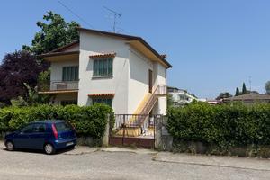 Villa bifamiliare in centro, in fondo strada cieca