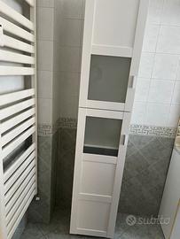 Mobile colonna da bagno bianco con ante in vetro