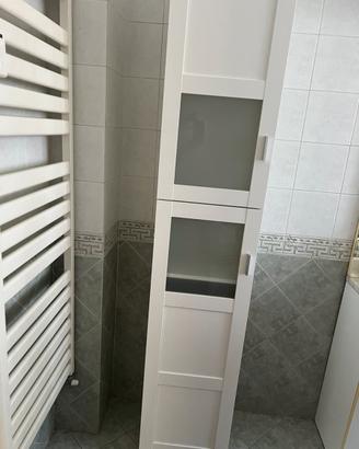 Mobile colonna da bagno bianco con ante in vetro