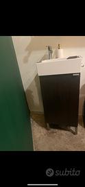 Mobiletto lavabo compatto con rubinetto incluso