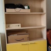 libreria con due ante legno giallo 