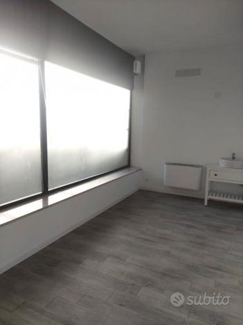 Ufficio vetrinato in centro a Tarcento