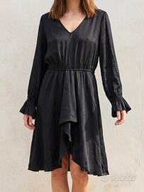 👗 Abito total black stretto in vita 👗