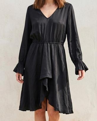👗 Abito total black stretto in vita 👗