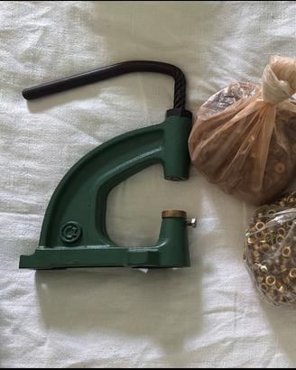 Torchietto per occhielli e bottoni a pressione 