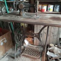 Vecchia macchina da cucire, non funzionante,i