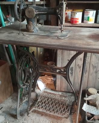 Vecchia macchina da cucire, non funzionante,i