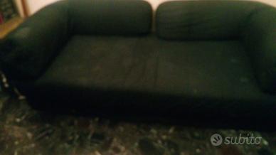 divano pulitissimo per 4 nuovo apribile  a poco