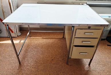 Descrizione dell'ufficio in metallo Bauhaus