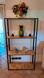 scaffale in stile industriale. 